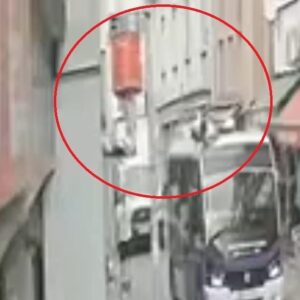 ariza aracinin bomunda calisirken dolmusun uzerine dustu JMRUl3Z2