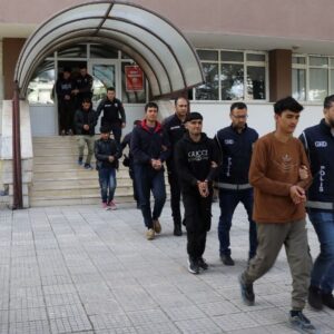 izmir 115 duzensiz gocmen yakalandi EngcbAk7