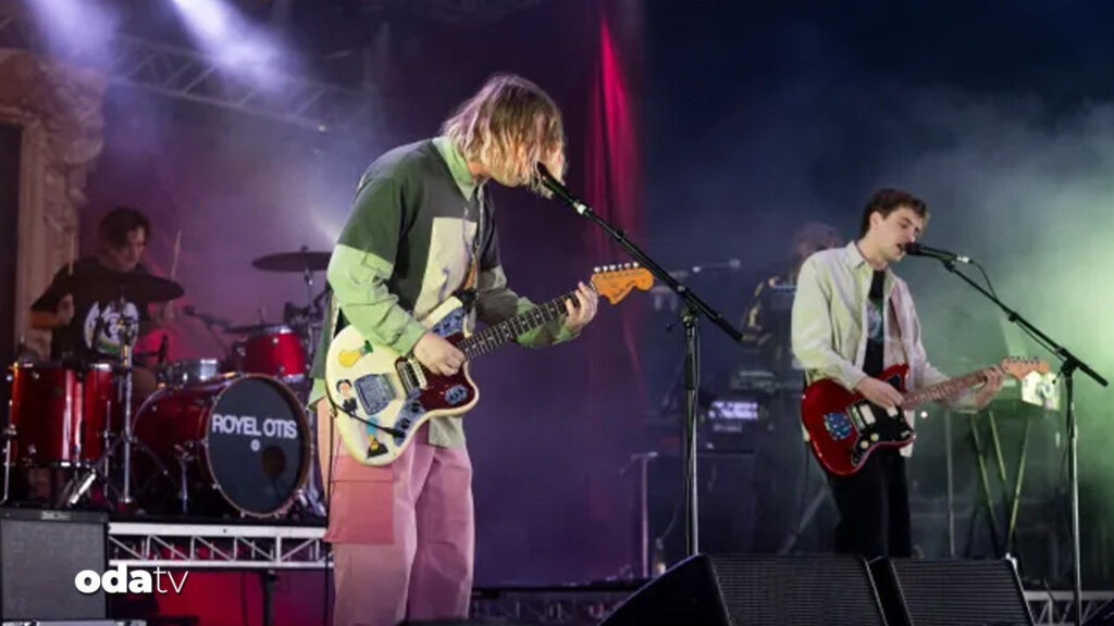 konserde kriz sahnede yere yigildi T2kzxnm4