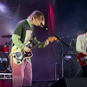 konserde kriz sahnede yere yigildi T2kzxnm4