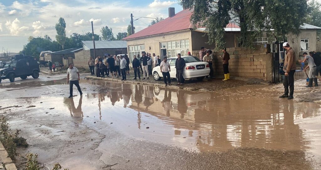 saganak sonrasi sel evleri su basti 1FYpeNDK