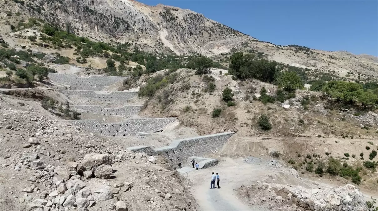tutta sel felaketi sonrasi taskin koruma calismalari elE7PAts