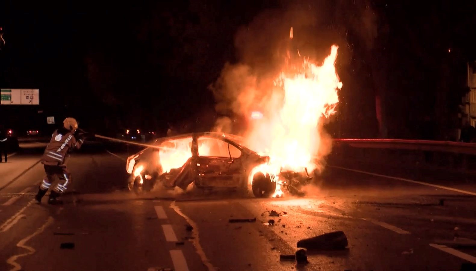 esenlerde takla atan otomobil alev aldi yola varulan 5 kisi yaralandi HFIVPhpx