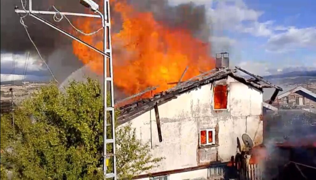 kastamonudamustakil evde yangin IhLURPeO