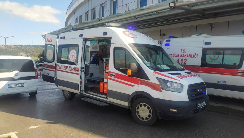 yolun karsisina gecen anne ve ogluna otomobil carpti u1XyIiRc