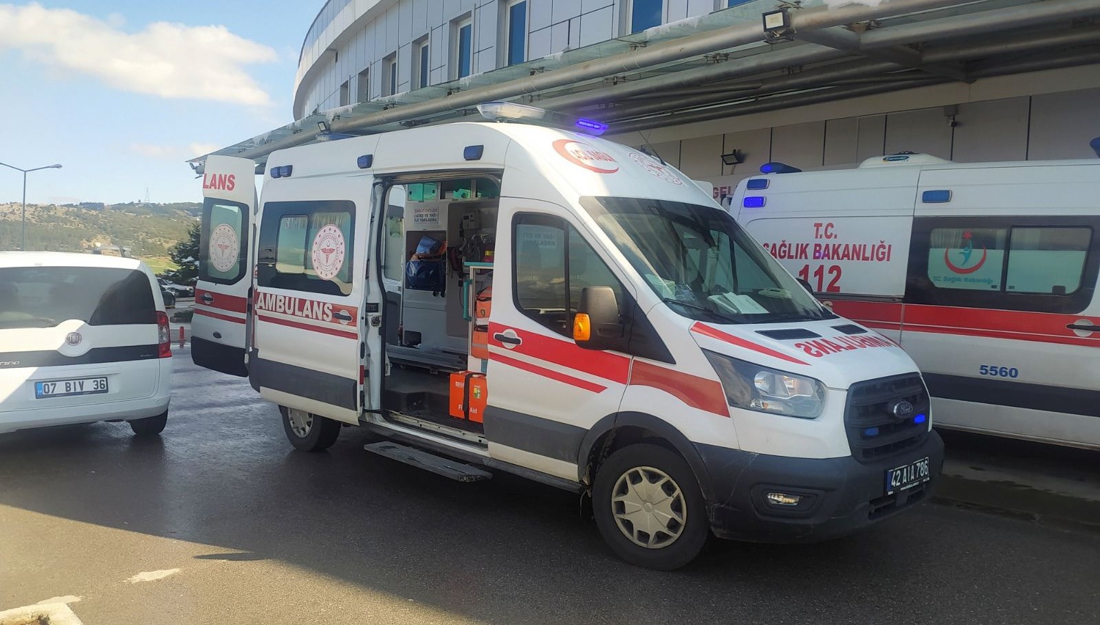 yolun karsisina gecen anne ve ogluna otomobil carpti u1XyIiRc