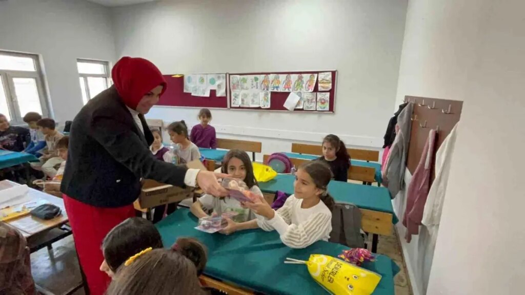 diyarbakirli muhtar dunya kiz cocuklari gununde kiz cocuklarina hediyeler dagitti iJdzPdb8