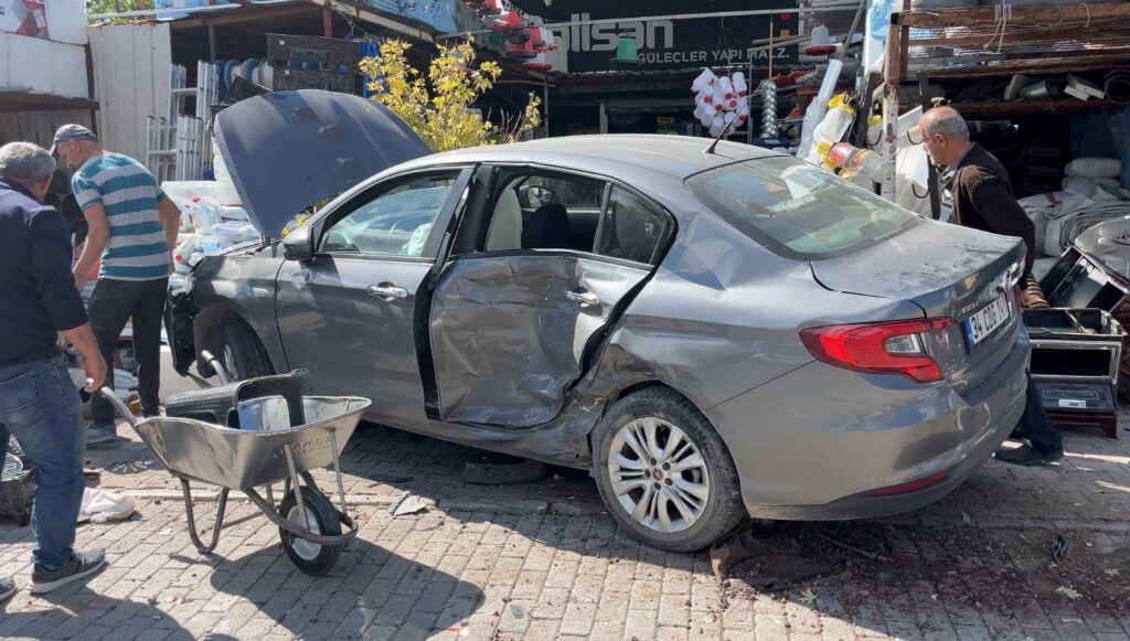 konyada otomobil kontrolden cikti yayalara carpti 71D3PElw