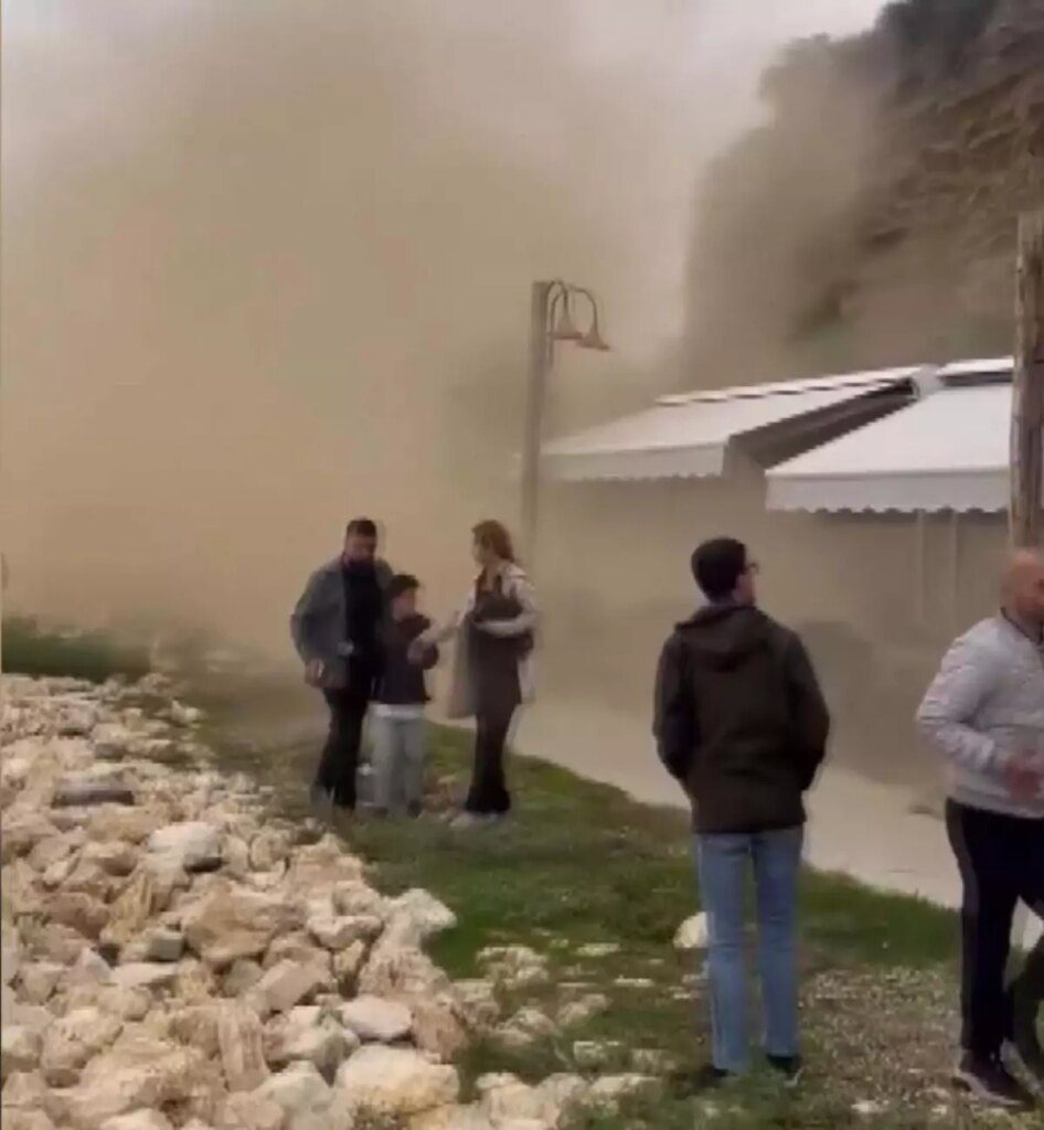 silivride toprak kaymasi kaya parcalari cay bahcesine dustu jKeM5GSh