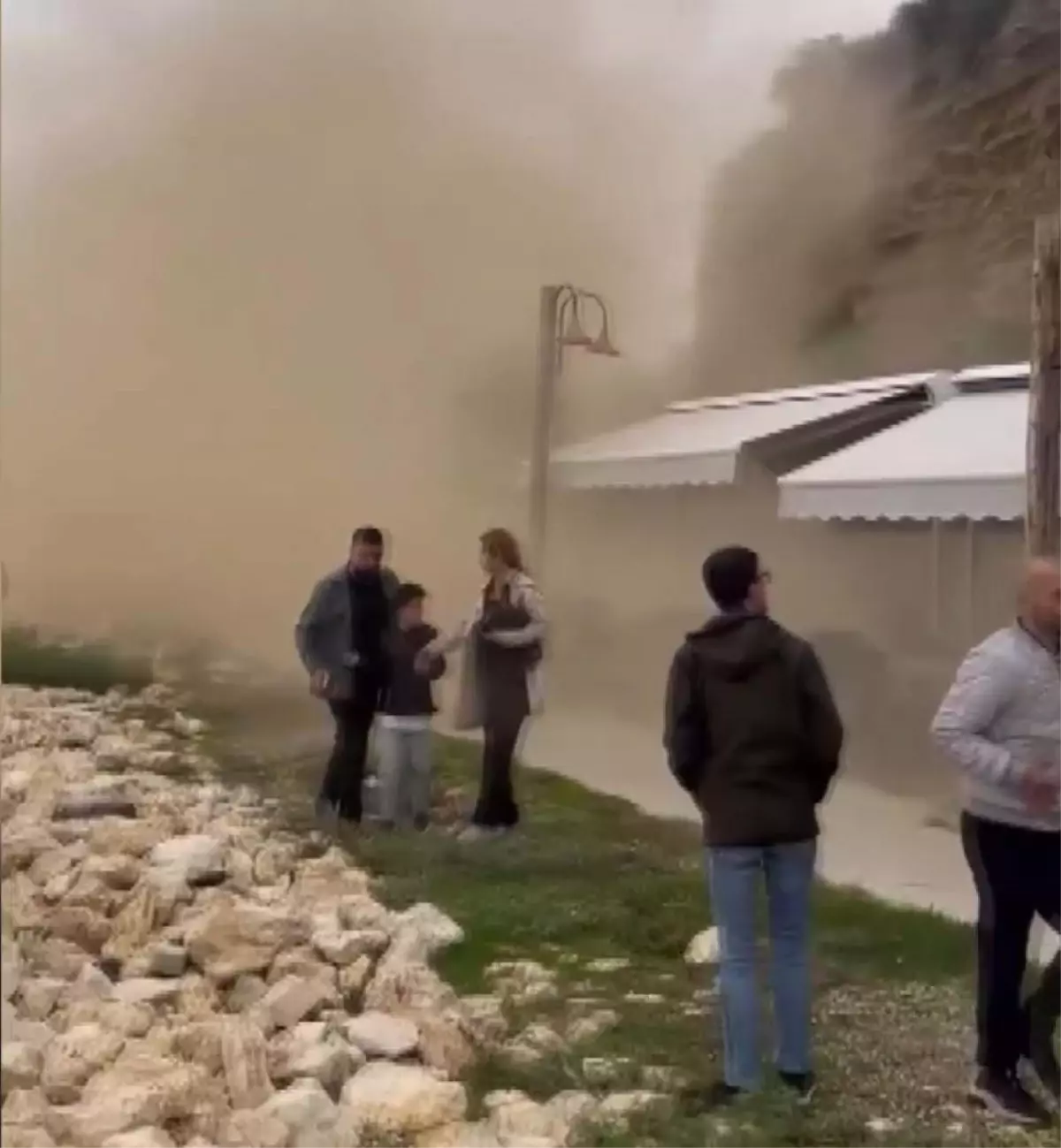 silivride toprak kaymasi kaya parcalari cay bahcesine dustu jKeM5GSh