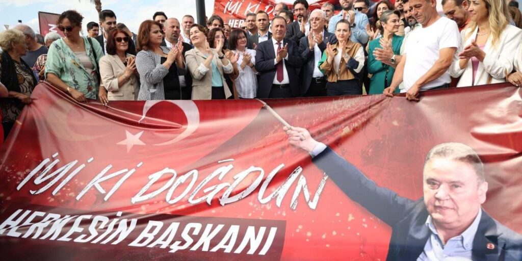 tutuklu bocekin dogum gununde guvercinlerle kutlandi WAOqYnJI.jpg