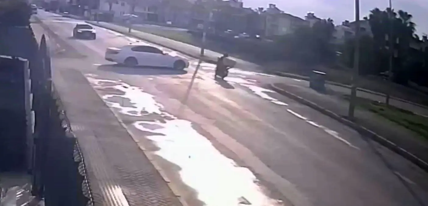 antalyada motosikletli kurye kaza gecirdi agir yarali HtyLNQX9.jpg