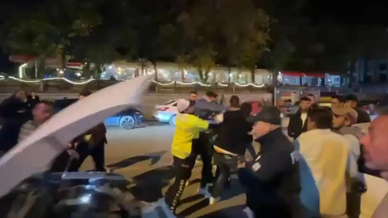 kaza sonrasi tekme ve yumruklar havada ucustu bKz9Z5O9.jpg