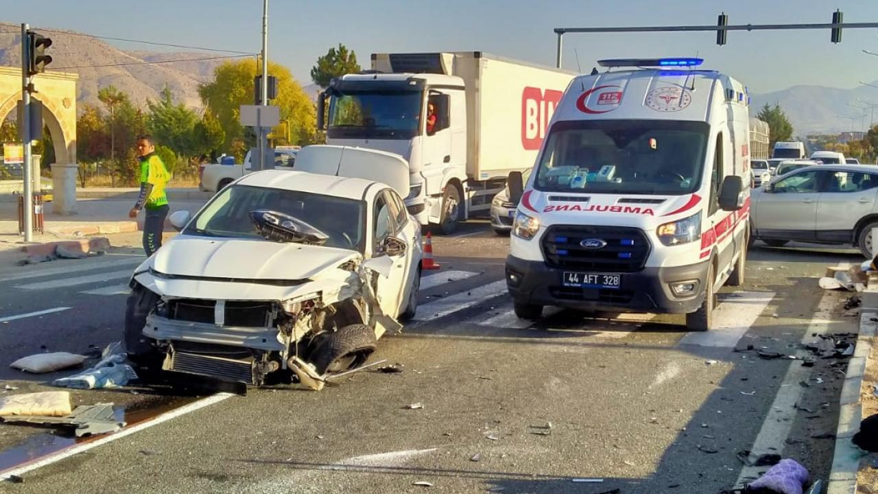 malatyada iki otomobil carpisti yaralilar var 1e4XhDuO.jpg