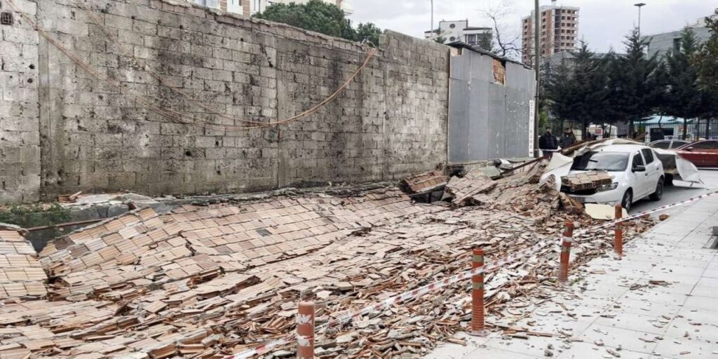 İnşaat duvarı seyir halindeki otomobilin üzerine yıkıldı