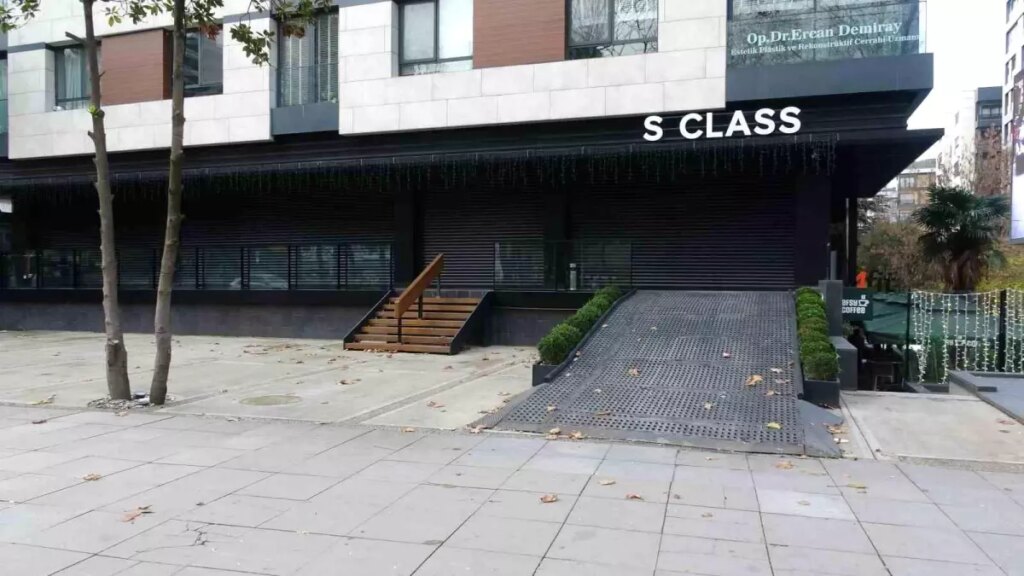 Kadıköy’de lüks oto galerisi boşaltıldı: 11 milyar TL’lik vurgun iddiası