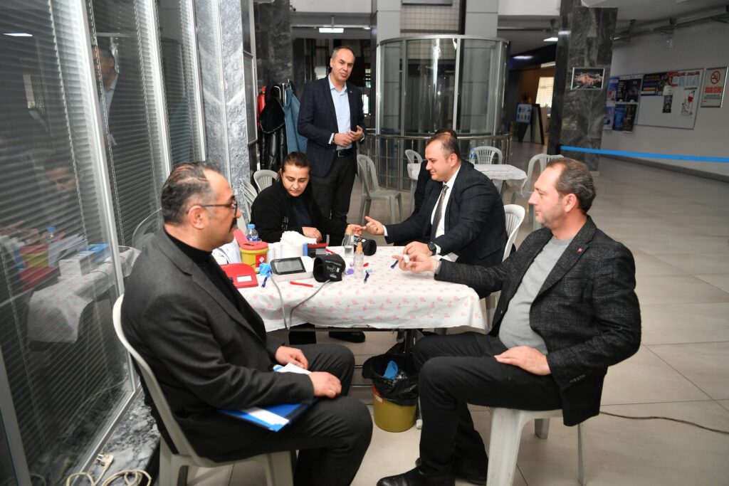 Büyükşehir Ve Erü İş Birliğinde Düzenlenen Kan Bağışı Kampanyasına Belediye Personelinden Destek