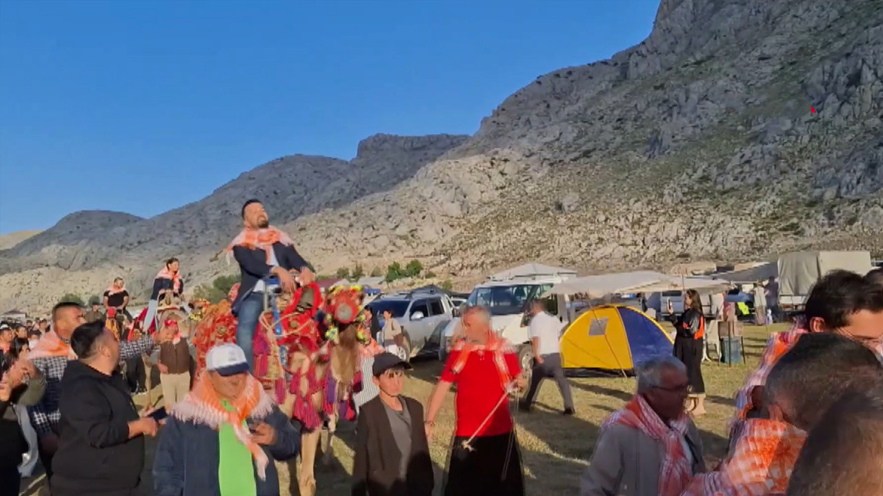 Develer gecti turkuler soylendi gazipasada yayla senligi basladi xqcxzxfi