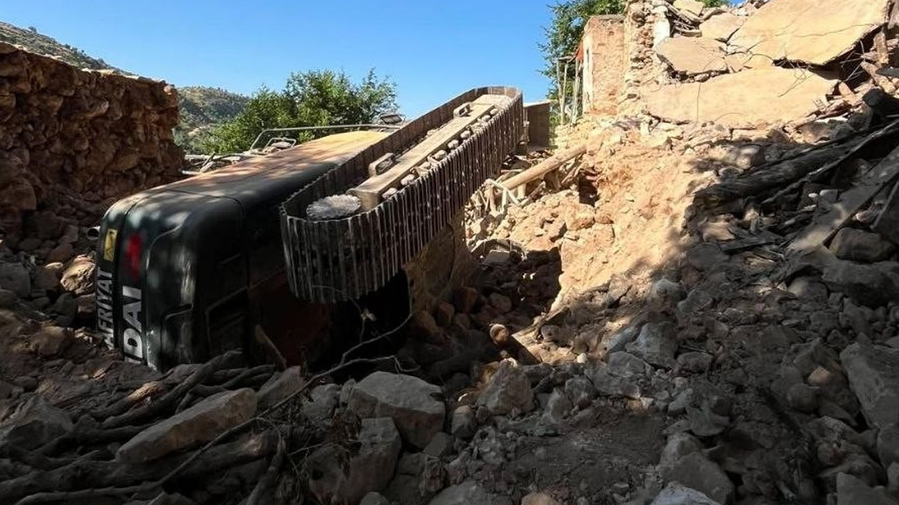 Is makinesi yikim sirasinda devrildi surucu saniyeler kurtuldu YQwbCHjM